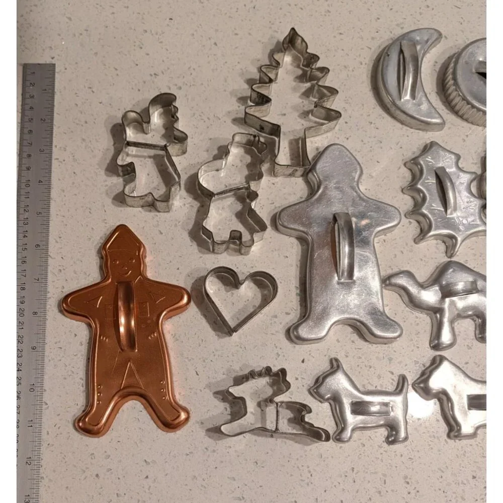 Vintage 1950s Assorted Metal Cookie Cutters Set Of 19 - Picture 16 of 16